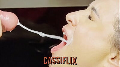 A coelhinha gostosa do rabo grande colocou toda cenoura na bucetinha. Completo no Cassiflix.
