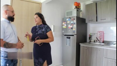 Alquilo un airbnb con la zorra de mi madrastra y termono follandomela a cambio de masturbarme antes de dormir – Creampie – Porno en Español