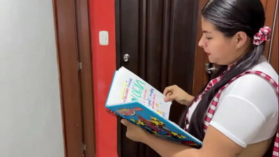 Ayudo a la puta de mi hijastra con su tarea a cambio de una gran follada.