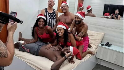 Bastidores da suruba de natal com India Juju e Malevola Black com muito sexo anal na pele