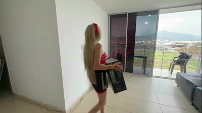 Culona latina hermanastra me pide ayuda con su computadora, aprovecho para tocarla y convencerla de coger rico por su estrecho culo.