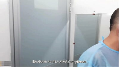 DOCTORA DA MASAJE EN LA VERGA A SU PACIENTE PARA SUBIR DE TAMAÑO Y SE EMPIEZA A EXCITAR Y QUIERE QUE EL SE LO META TODO – PORNO EN ESPAÑOL