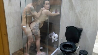 Então é isso que meio-irmão faz com sua meia-irmã no banheiro