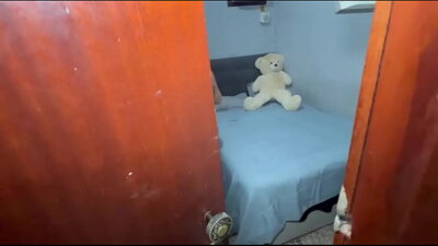 Espiando a minha enteada gostosa depois do banho passando creme no corpo, e se masturbando… Eu necessito meter o pau nessa safada [completo sheer]