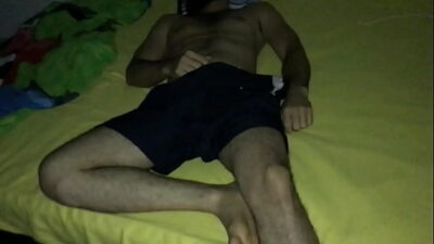 Hijastra cachonda se cuela Into la habitación de su padrastro para moler su polla