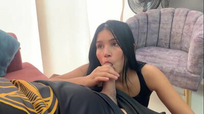 Instructor de gimnasia se aprovecha de chica latina deseosa de polla y se la coje mientras su marido sale de casa. H.L.