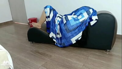 Le digo al puto de mi hijastro que entre a mi cuarto que necesito de su ayuda debajo de mis cobijas, pero el llega con su verga activada para mi boca – Parte 1