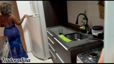 Meu cunhadinho me deu pirocada na cozinha enquanto não tinha ninguém em casa, ele encheu minha buceta de porra