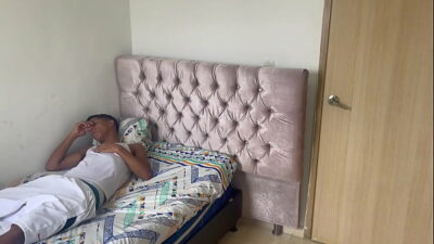 Mi hermanastra me agarra descansando y me seduce y me la follo y se traga toda mi polla