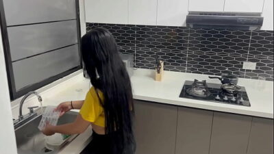 Mi hermanastra tiene pesadillas y me pide que duerma con ella y la abrace duro por el miedo y terminamos cogiendo tan rico que le hago un squirt.