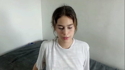 Mi pequeña hermanastra se hace pasar por mi novia como pretexto para que la folle duro.