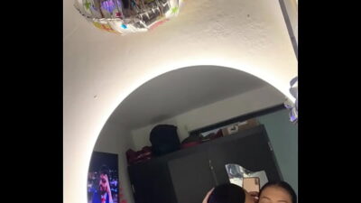 Morena latina le encanta verse follando frente al espejo