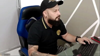 MUJER DA UN RICO ORAL A SU JEFE PARA CONSERVAR SU TRABAJO Y EL QUEDA SATISFECHO LUEGO DE ECHARLE LA LECHE EN SU BOCA – PORNO EN ESPAÑOL