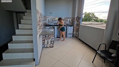 Peguei meu vizinho no flagra roubado minhas calcinhas ver aquilo me deu tanto tesao que deixei ele arronbar meu cuzinho