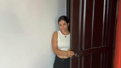 Puta ingeniera aprendiz ruega a joven latino que la folle muy duro a cambio de hacer reformas en su casa.