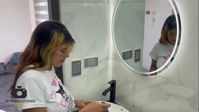 Sexo anal con mi hermanastra a cambio de salir con su novio.