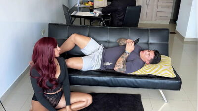 Almost caught fucking her! He fucks his girlfriend in front of his father-in-law!