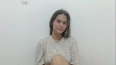 Ayudo a mi pequeña hermanastra con sus clases de aeróbicos y termino follandola bien rico y duro.