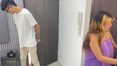 Embarazada latina le paga a joven repartidor con una venida en sus tetas y rica follada mientras su cornudo marido no esta