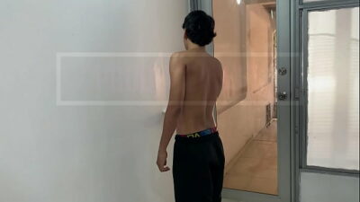 estaba pintando un trabajo que me puso mi padrastro su muchacha llega muy caliente a provocarme.