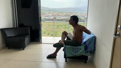 Estamos haciendo tareas con mi latina culona hermanastra y me da un rico masaje para desestresarme, me pongo cachondo y termino metiendole mi enorme y rica polla en su estrecho culo.