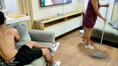 Follando a la hijastra de la empleada de servicio en un trio con el padrastro y el hijastro