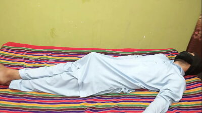 Indian Desi Bhabhi ki Chut ki Aag Bhujai Servant kay Moty Lulay Ny Servant ny Lula Mu mai Dal Diya