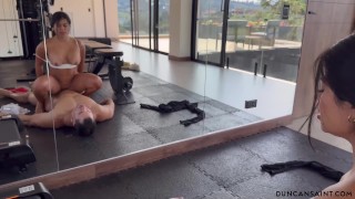 Insane bubble butt girl at the gym