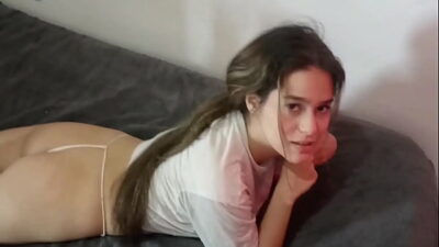 Linda latina se encuentra perdida lejos de casa y le pide ayuda a desconocido pero este la ayuda a cambio de una dura follada.