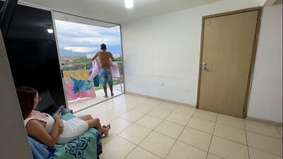 Mi sexi culona hermanastra se burla de mi por estar haciendo aseo y termina con mi enorme y rico pene en su apretadito culo por no ayudarme.
