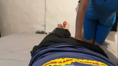 Muy cachonda encuentra a mi hermanastra en su cuarto y quiere ser follada