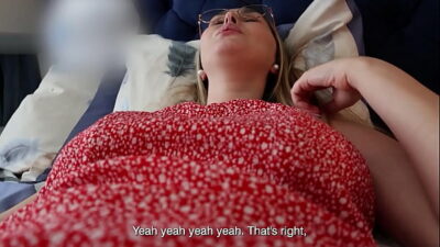 “My God,are you so brave!?”I plucked up the courage and touched my best friend’s mom’s pussy.