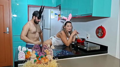 RECEITINHA DE PÁSCOA COM A COELHINHA MAMA LEVANDO MUITA CENOURA