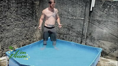 Revezando pau na piscina com minha meia-irmãzinha – COMPLETO NO RED / SHEER