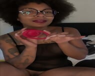 Prisca Deesse Noire Se Masturbe En Solo Sur Webcam