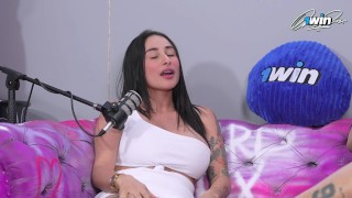sarafilms Podcast se sale de control y me masturbo el culo con juguete anal (PREGUNTAS INCOMODAS)xxx
